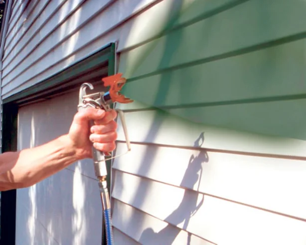 Aplicación de pintura vinílica sobre muro cubierto de madera tipo wall cladding con equipo airless